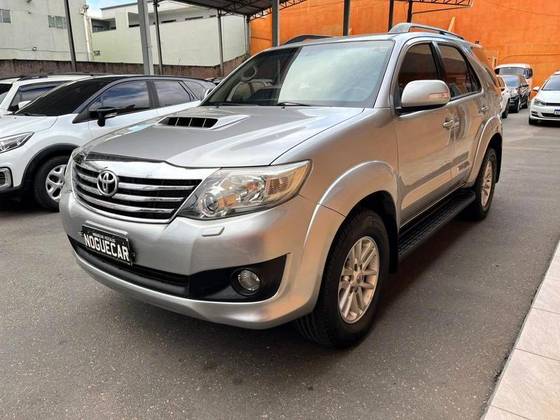 TOYOTA HILUX SW4 3.0 SRV 4X4 16V TURBO INTERCOOLER DIESEL 4P AUTOMÁTICO TOYOTA HILUX SW4 3.0 SRV 4X4 16V TURBO INTERCOOLER DIESEL 4P AUTOMÁTICO